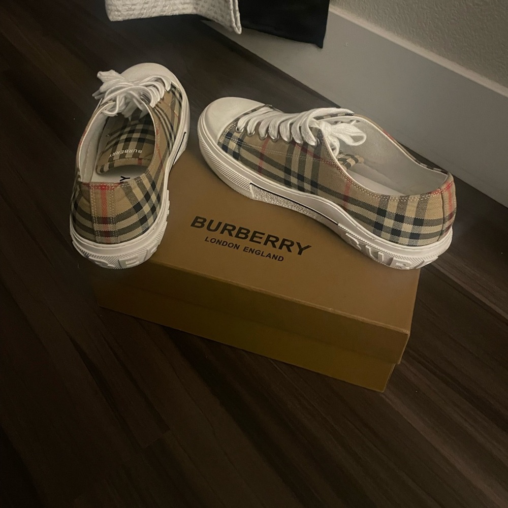 burberry low top shoes size 10